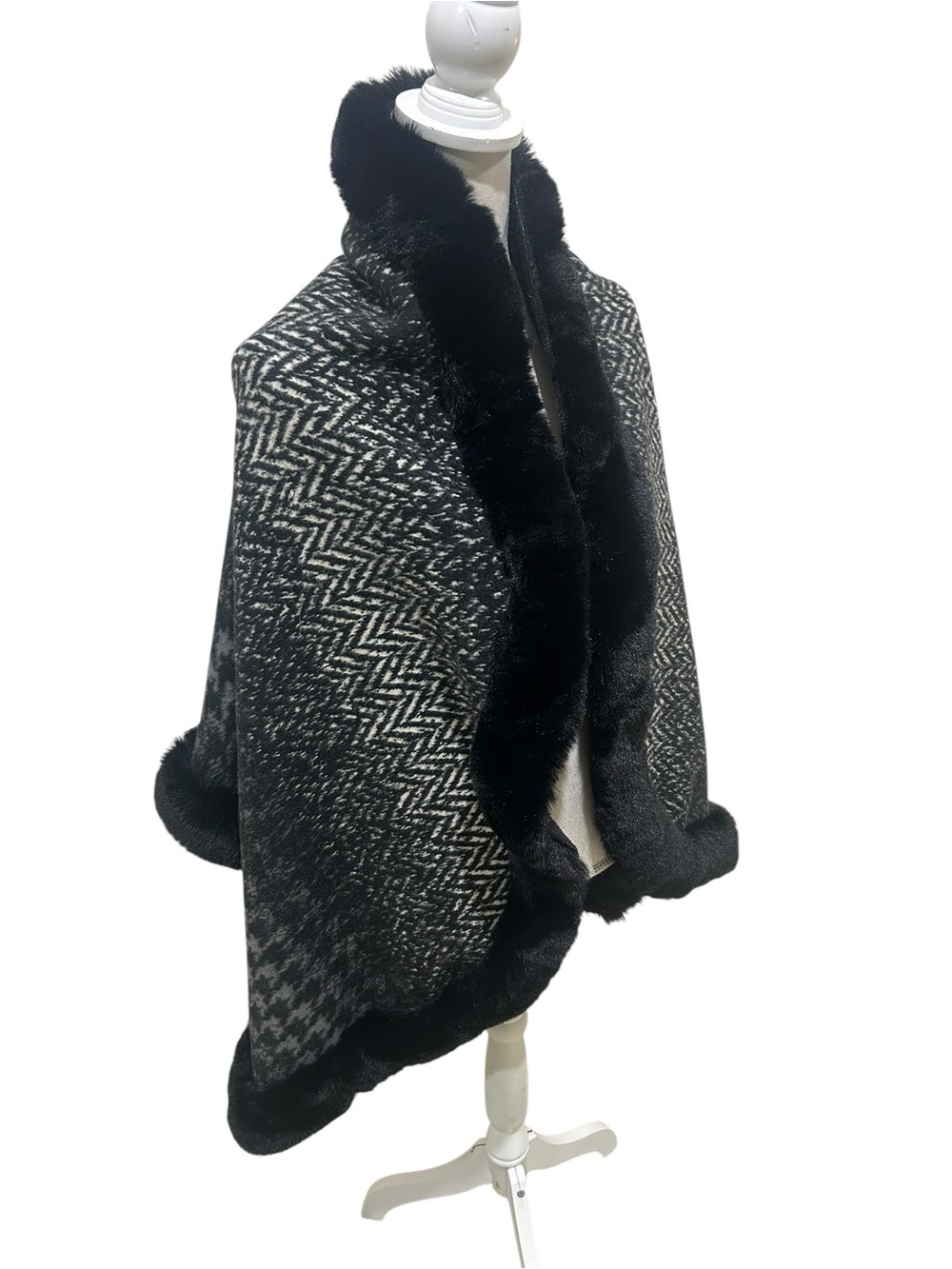 Nwot Unbranded Black & gray print Faux-Fur Trim Herringbone Wrap Cape one size